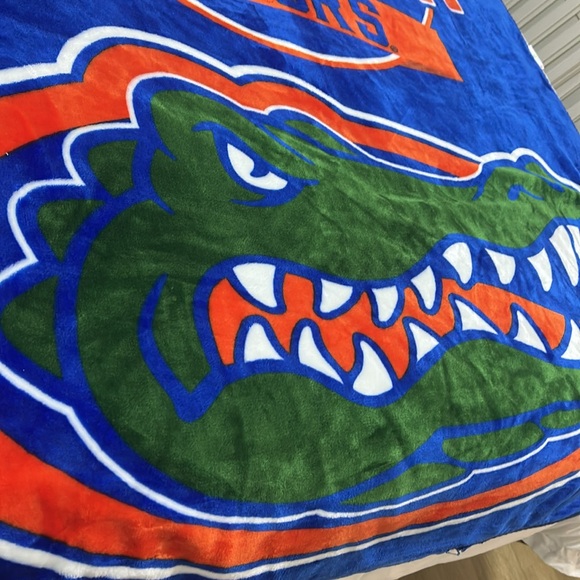Northwest NCAA Florida Gators 50-Inch-by-60-Inch Micro Raschel Throw - Picture 6 of 8